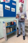 01_ Luca Comunello dona libri e scaffalature  per il bookcrossing a Cassola (Vi)