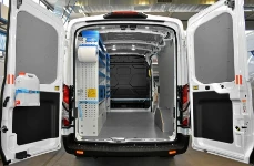 01_Ford Transit allestito solo su un lato, con rivestimenti e accessori di bloccaggio per installatore fotovoltaico 
