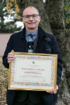 01_Luca Comunello con l’attestato “Premio Impresa e Lavoro 2023” del comune di Cassola
