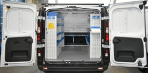 01_Nissan NV300 con scaffali aperti e chiusi sulle pareti laterali 