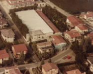 01_Vista dall’alto dell’ex stabilimento Syncro System a San Zeno, a sud della scuola primaria 