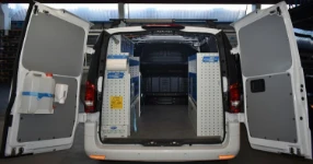 01_Vito Mercedes con allestimento su entrambe le pareti per impianti elettrici 