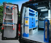 02_Allestimento parete sinistra su Daily con cassetti, ripiani e accessori di bloccaggio