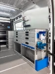 02_Area di lavoro con integrazione di prodotti in alluminio Syncro Alu e prodotti e accessori in acciaio Syncro Ultra