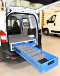 02_Courier con capienti cassetti a tutta lunghezza estraibili da struttura sottopianale 