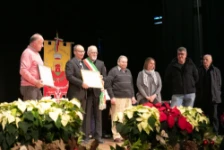 02_Luca Comunello ritira per Syncro System il premio Impresa e Lavoro 2023 dal sindaco Aldo Maroso