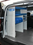 02_Parete laterale con contenitori in plastica, portavaligette e ripiani su Dokker
