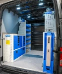 02_Parete sinistra Crafter con banco di lavoro e contenitori