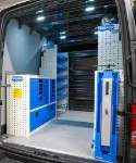 02_Parete sinistra Crafter con banco di lavoro e contenitori 