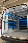 02_Parete sinistra Custom con ripiani e contenitori trasparenti estraibili 