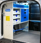 02_Parete sinistra di Courier con contenitori e vassoi estraibili, cassetti e fermavaligie (1)