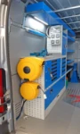 02_Parete sinistra di Fiat Ducato con cablaggi, quadro elettrico, piano di lavoro, avvolgicavo e tubo