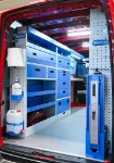 02_Parete sinistra di Man Tge con ripiani, cassetti, accessori e area di lavoro 