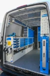 02_Parete sinistra di Sprinter con banco di lavoro con morsa e vari contenitori 