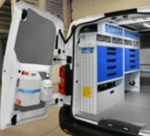 02_Parete sinistra Vivaro con cassetti metallici e trasparenti per macchine agricole