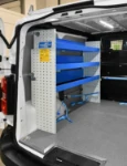 02_Proace, parete sinistra con ripiani di scaffalatura e fermavaligie