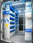 02_Ripiani di scaffalatura con antina e accessori vari su Transit per imbianchino 