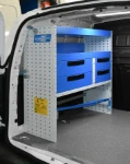 02_Ripiani di scaffalatura su Berlingo allestito da Syncro System
