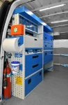 02_Trafic con parete sinistra con scaffali e cassetti metallici, accessori e sistemi di bloccaggio Syncro 
