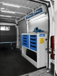 03_Banco di lavoro con morsa metallica, cassetti metallici, luci a led e contenitori trasparenti su Boxer 
