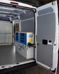 03_Banco di lavoro e cassetti metallici su Boxer arredato per termoidraulica