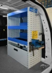 03_Berlingo, parete destra con scaffalature e morsa con portamorsa estraibile

