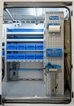 03_Furgone allestito da Syncro con arredamento prevalentemente in alluminio e integrazione di componenti in acciaio e plastica 