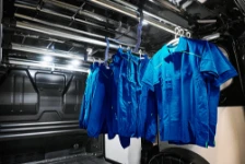 03_Furgone con sistema appendiabiti e grucce 