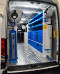 03_Iveco Daily con cassetti e ripiani di scaffalatura 