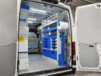 03_Parete destra Daily Iveco con portamorsa, cassetti, portavaligette e ripiani 
