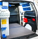 03_Parete destra di ID Buzz L1 H1 con pensile con elementi trasparenti e accessori 