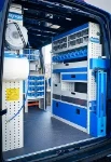 03_Parete destra di MAN TGE con scaffali, contenitori in plastica asportabili e trasparenti estraibili 