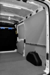 03_Parete destra di Transit con barra a scorrimento per accessori di bloccaggio
