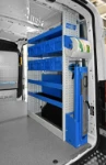 03_Parete destra Transit con portamorsa e scaffali con contenitori in plastica