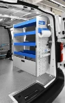 03_Parete destra Vivaro con ripiani di scaffalatura e accessori vari Syncro 