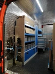 03_Parete sinistra attrezzata con scaffali, armadio e contenitori in plastica su Crafter
