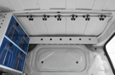 04_Barra Syncroblock installata sul soffitto di Fiorino con ganci per trasporto oggetti allungati 
