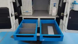 04_Cassetto sottopianale estratto con divisori e tappetino antiscivolo