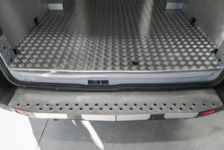 04_Dettaglio soglia posteriore Ford Transit con copertura in acciaio 