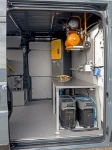 04_Paratia di fondo con tavolo metallico e sistemi di bloccaggio su misura Syncro System