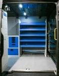 04_Ripiani di scaffalatura e fermavaligie con cinghia su Crafter per manutenzione