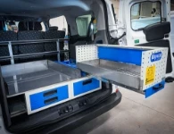 04_Slitta estraibile con vasca stagna per il trasporto di liquidi su bagagliaio Custom 