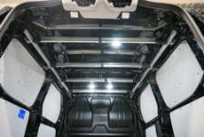 04_Soffitto Volkswagen Transporter attrezzato da Syncro con appendiabiti e barre Syncroblock 