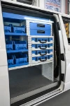 05_Esterno porta destra con valigette, cassetti, contenitori asportabili su Transporter 