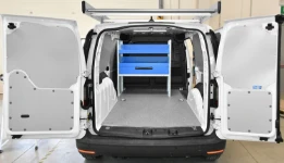 11_Caddy VW 2021 con allestimento sulla paratia di fondo per impiantista