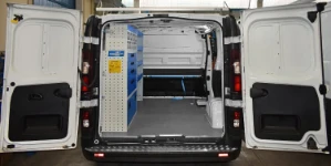 11_Nissan NV300 con attrezzature Syncro solo sulla parete sinistra