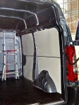 Vano di carico del NV250 con compressore fissato sul passaruota e cinghie di ancoraggio