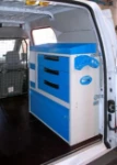 Vano di carico del NV250 con compressore fissato sul passaruota e cinghie di ancoraggio