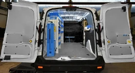 Allestimento officina mobile sul NV250 con morsa, portarotolo e tanica
