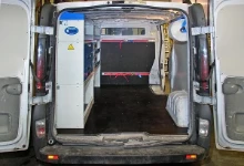 Allestimento officina mobile sul NV250 con morsa, portarotolo e tanica